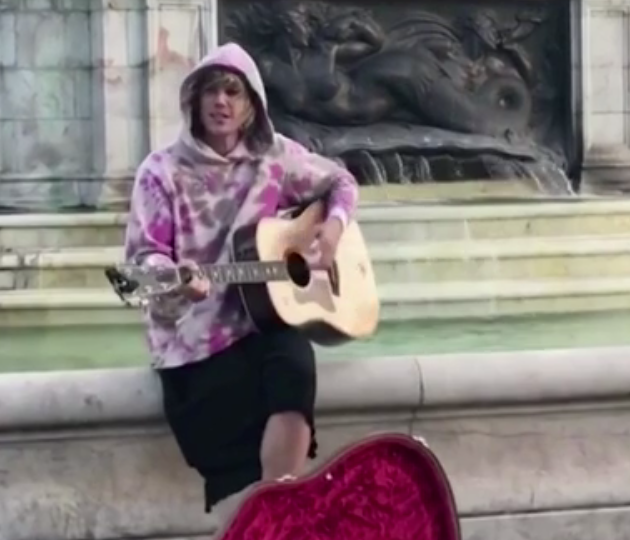 Justin Bieber Serenades Fiancée Outside Buckingham Palace