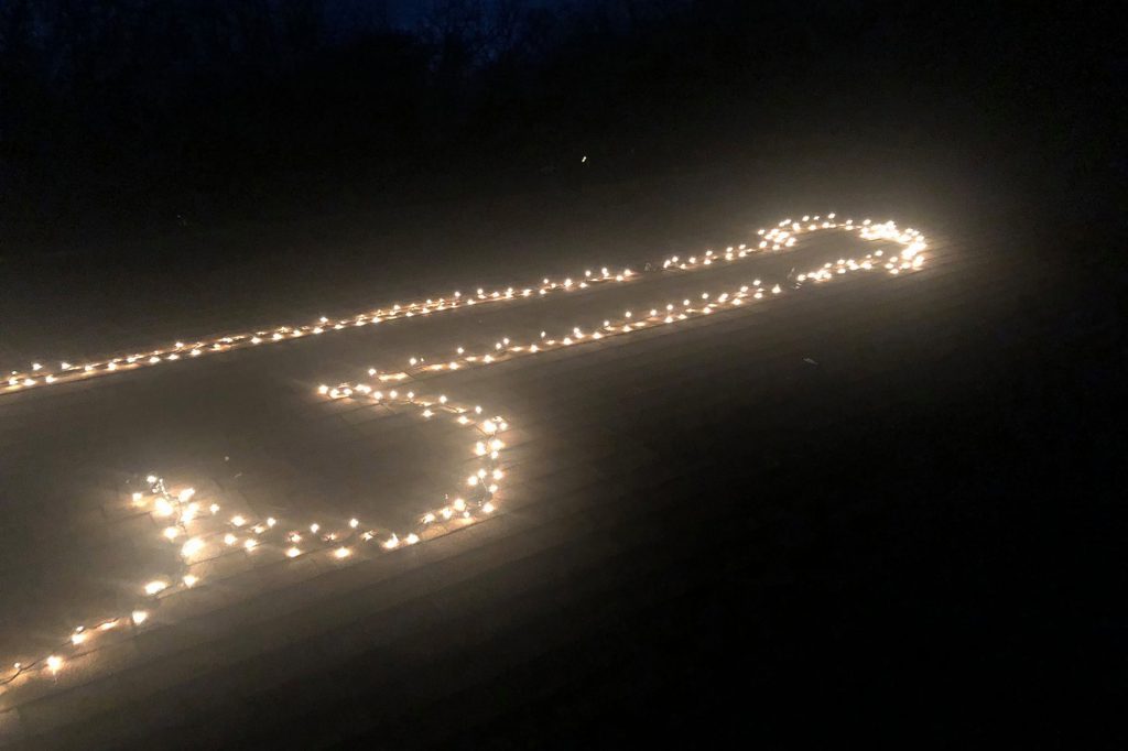 Kansas Woman Shocks Neighbors With Rooftop Christmas Lights In Shape Of Giant Penis