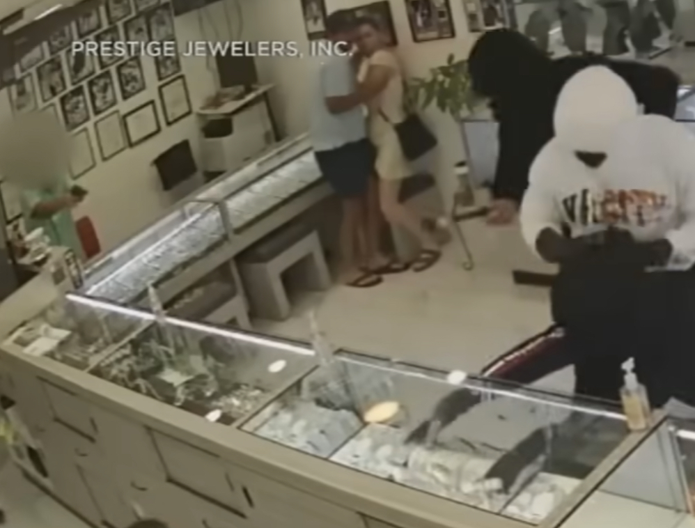 Jewelry Store Clerk Fires Gun At Smash-And-Grab Thieves