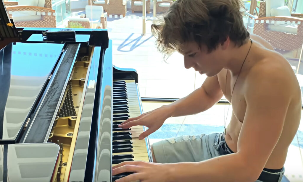 Hungarian Pianist Plays Beethoven’s Moonlight Sonata 3rd Movement While Shirtless