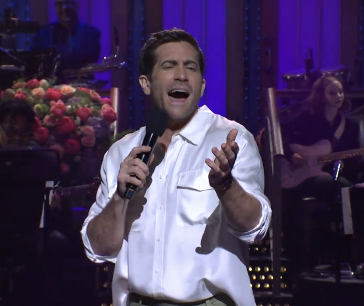 Jake Gyllenhaal’s Singing In <em>SNL</em> Monologue Is So Bad, It’s Kind Of Good