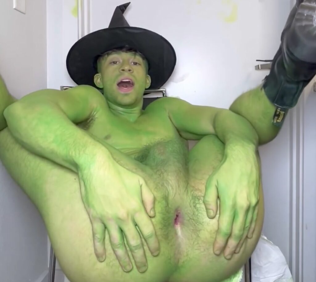 Adult Content Creator Whitexican Goes Viral By Showing Off Pink Hole And Green Bubble Butt While Singing Song From <em>Wicked</em>