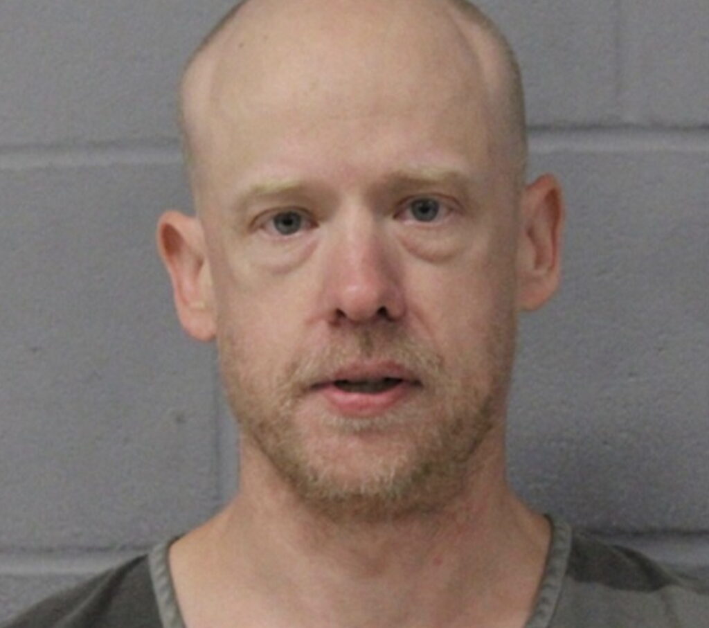 Waiter At Texas Steakhouse Stabs Priest 5 Times In Neck For Making Fun Of Him During Confessions